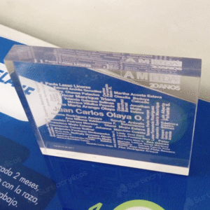 9. Reconocimiento en acrílico en 20mm